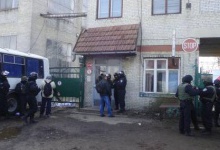На Львівщині поліція зі штурмом відбила у рейдерів державний спиртзавод