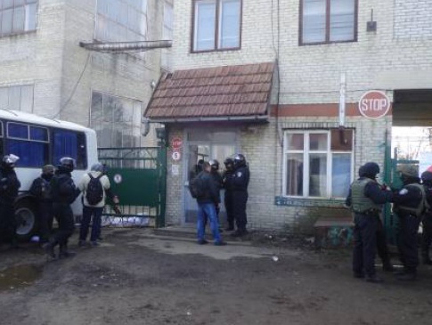 На Львівщині поліція зі штурмом відбила у рейдерів державний спиртзавод