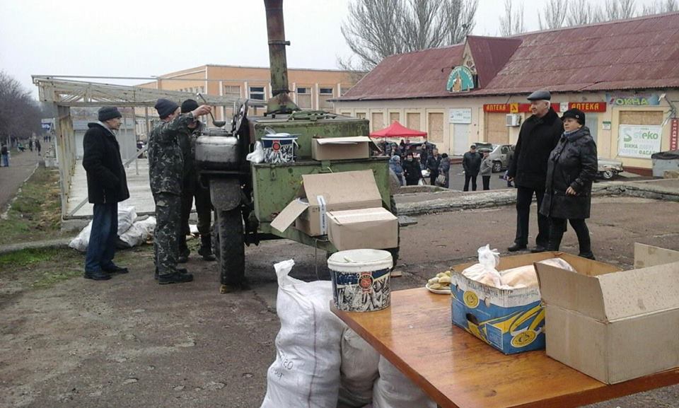 Військові 14 ОМБР годували кашею мешканців фронтової Мар’їнки