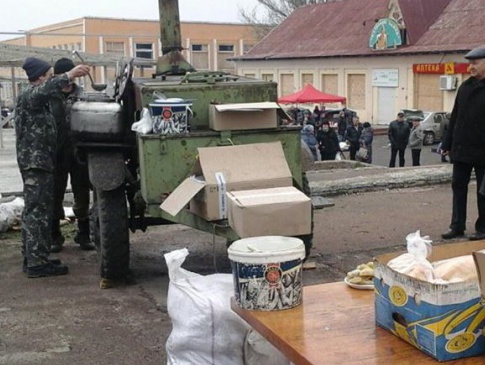 Військові 14 ОМБР годували кашею мешканців фронтової Мар’їнки