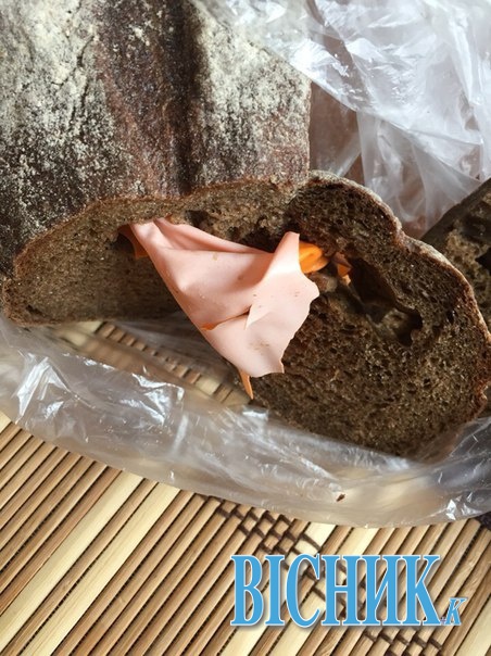 У Севастополі чоловік придбав хліб із запеченою... рукавицею