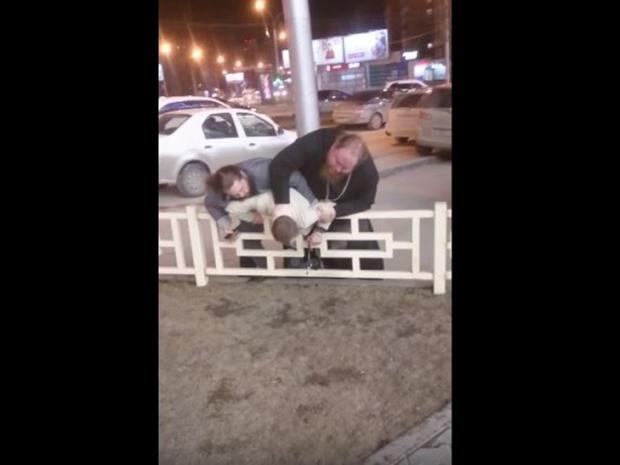 У Росії священослужителі побили водія, з яким посперечалися за дорогу