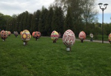 У Рівному розквітнув «Писанковий сад» із 25 декорованих яєць