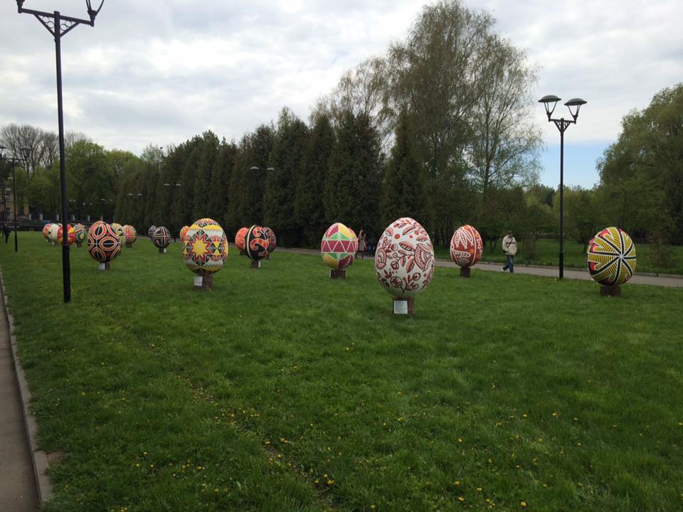У Рівному розквітнув «Писанковий сад» із 25 декорованих яєць