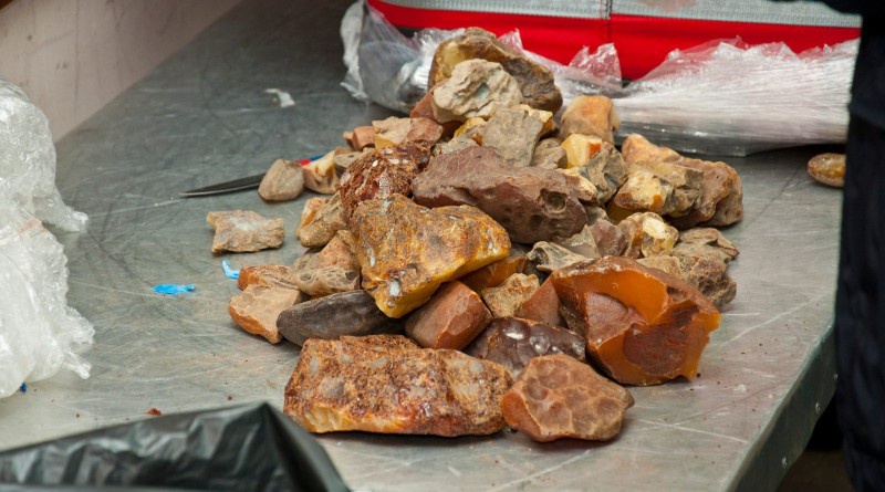 Суд призначив контрабандистці бурштину 1700 гривень штрафу і наказав повернути 59 кілограмів каміння