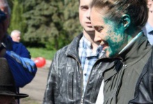 На Донбасі Королевську «обстріляли» яйцями та зеленкою