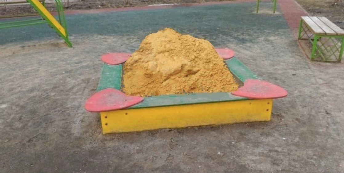 У Росії комунальники «прифотошопили» пісок до порожньої пісочниці