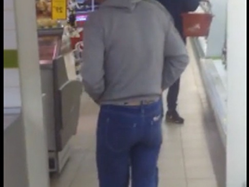 У луцькому супермаркеті нетверезий чоловік сварився зі своїм відображенням і намагався пройти крізь дзеркало