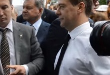 Прем’єр-міністр РФ Мєдвєдєв в окупованому Криму на прохання пенсіонерів підняти пенсії наказав... триматися