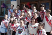 Випускники Севастополя прийшли на останній дзвоник в українських вишиванках