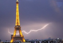 У Парижі відразу вісім дітей пронизала блискавка