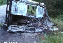 На Рівненщині посеред дороги загорівся мікроавтобус, а водій з пасажирами втік