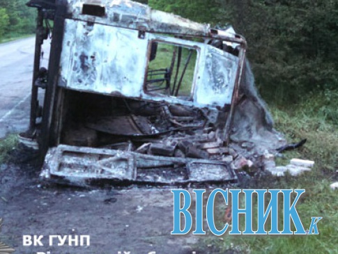 На Рівненщині посеред дороги загорівся мікроавтобус, а водій з пасажирами втік