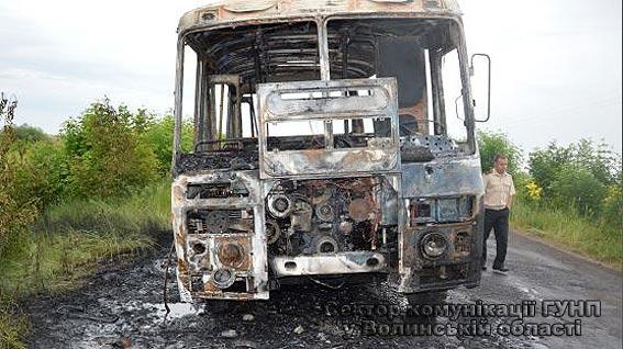 Один автобус Луцьк-Вітоніж згорів, а через кілька днів запасний збив корів