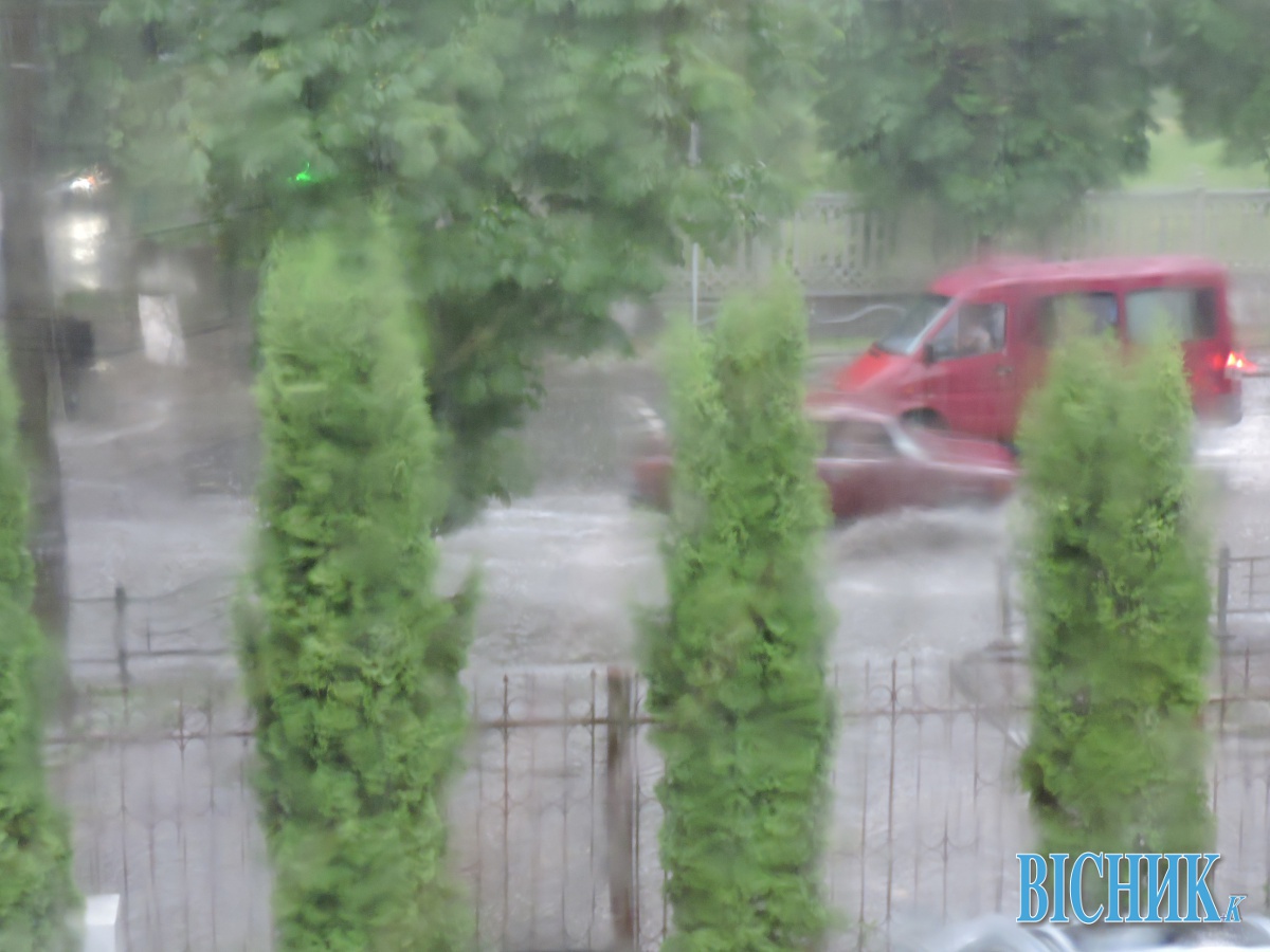 Сильна злива затопила вулиці Луцька