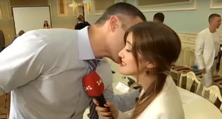 Викрутився: Кличко чмокнув журналістку в щоку, коли та спитала його про дружину