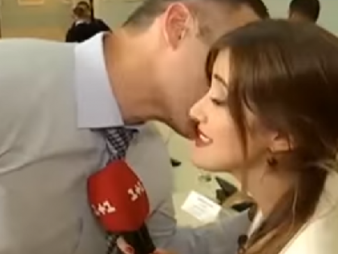 Викрутився: Кличко чмокнув журналістку в щоку, коли та спитала його про дружину