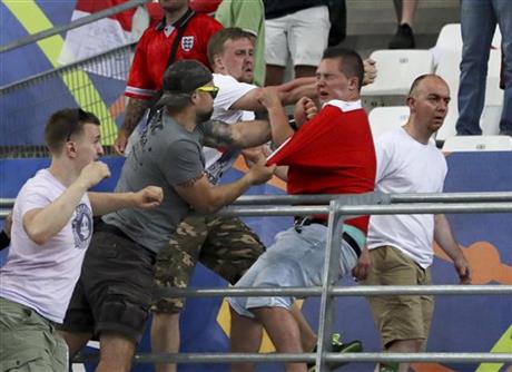 На Євро-2016 за безлади уболівальників дискваліфікували Росію. Поки що умовно