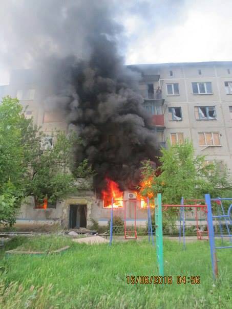 Бойовики з танка обстріляли багатоповерхівку у Красногорівці