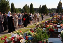 Патріарх Філарет почав візит до Луцька з відвідин могил загиблих лучан на міському кладовищі