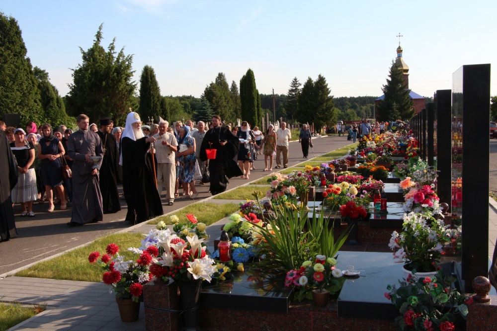 Патріарх Філарет почав візит до Луцька з відвідин могил загиблих лучан на міському кладовищі