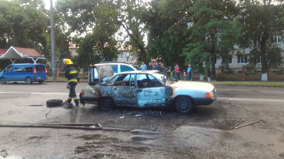 У Луцьку посеред вулиці згоріла автівка. ФОТО