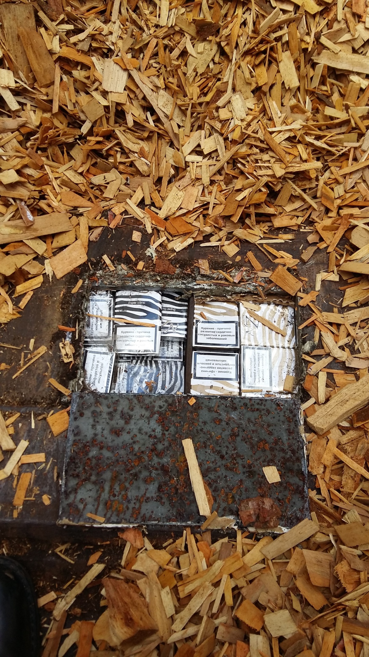 На Волині у вагонах з тирсою виявили тисячі пачок цигарок