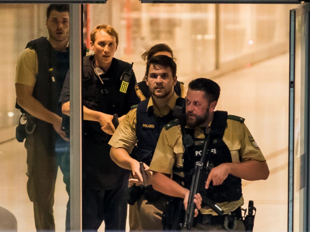 Теракт у Мюнхені — невідомі розстрілюють людей у торгівельному центрі (відео нападів)