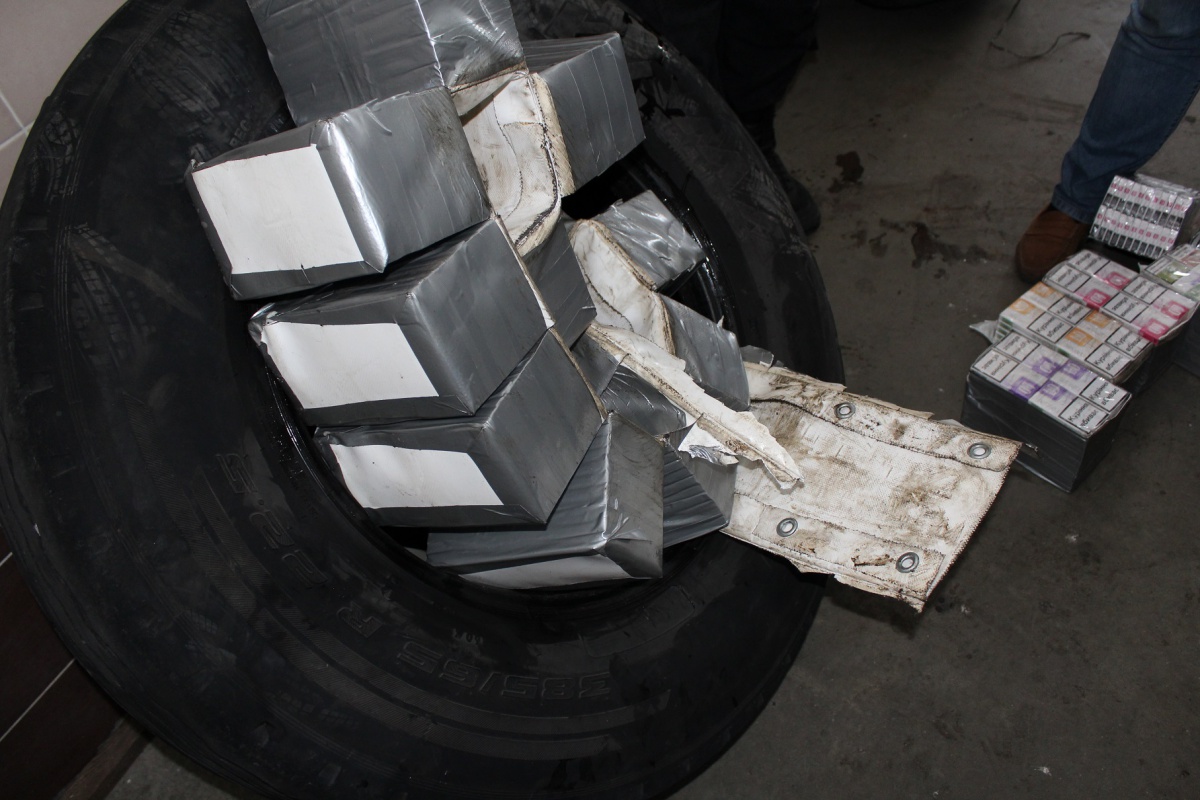 У «Ягодині» затримали вантажівку з шинами «накачаними» цигарками