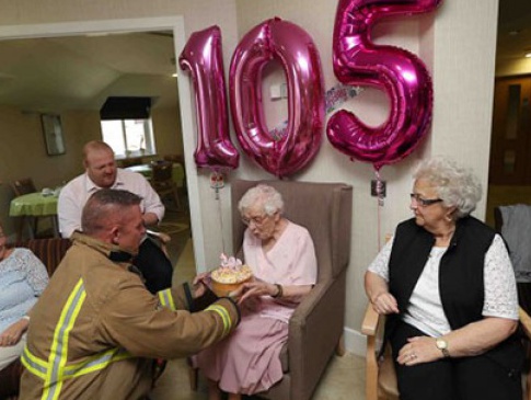 105-літня британська бабця на свій ювілей зажадала «пожежника з татуюванням»