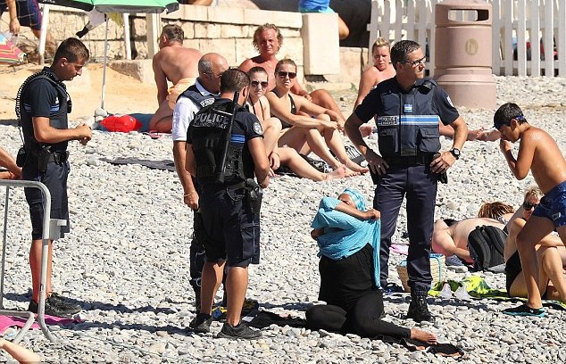 У Франції поліцейські змусили мусульманку зняти буркіні на пляжі