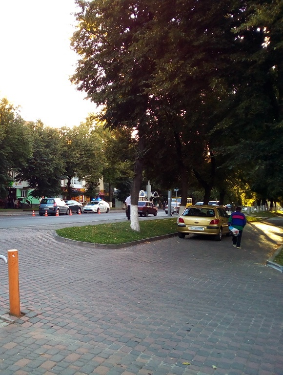 Аварія в Луцьку: «француз» протаранив припарковану автівку