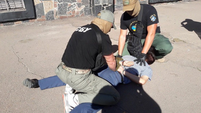 На Житомирщині затримали слідчого поліції, який за гроші «не бачив» видобутку буршину