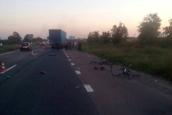 На Київщині вантажівка в’їхала у колону велосипедистів — загинула дитина