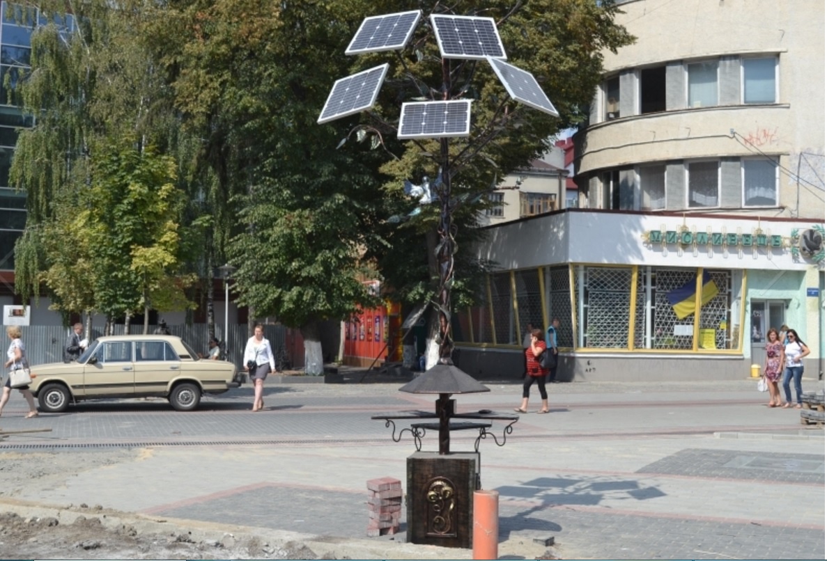 У Луцьку встановили «сонячні дерева» для зарядки гаджетів
