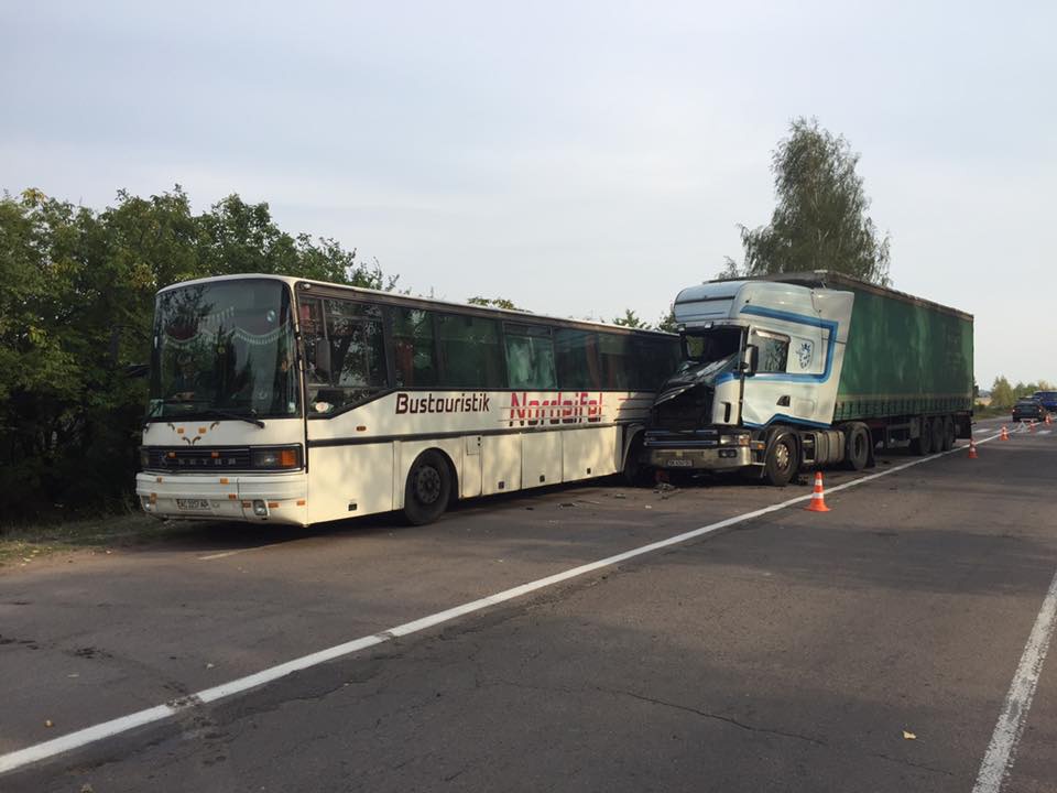 На Волині вантажівка зі Львівщини в’їхала в автобус на зупинці