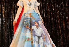 Ця сукня з Путіним-«ангелом» вразила соцмережі