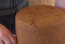 Ісландець пече хліб у киплячій грязюці