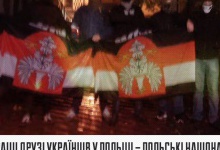 Польські націоналісти відлупцювали провокаторів, котрі спалили український прапор