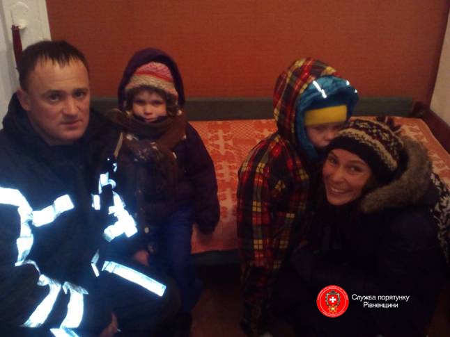 На Рівненщині рятувальники прийшли на допомогу подружжю з двома дітьми, які опинилися у сніговій пастці