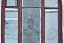 На вікні квартири, де жив загиблий боєць АТО, з’явився образ Богородиці