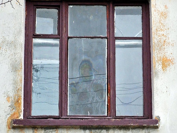 На вікні квартири, де жив загиблий боєць АТО, з’явився образ Богородиці