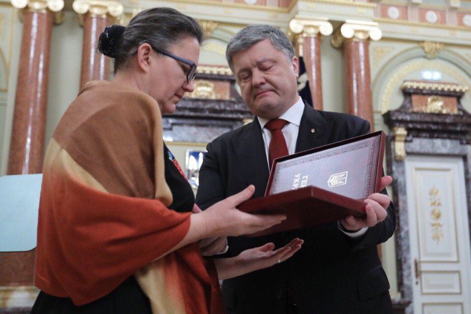 Прийомна мама Героя України Андрія «Хоми» Снітка отримала синову «Золоту зірку» з рук Президента