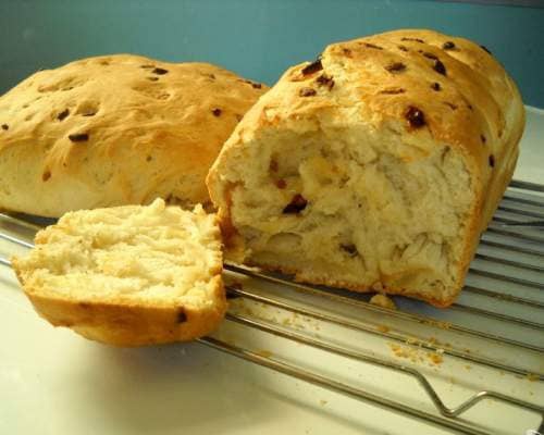 Часниковий хліб — до капусняку, ванільний — до кави сто літ пече родина в селі Листвин