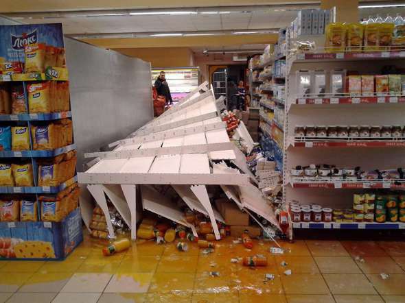 На чоловіка в супермаркеті впав стелаж із продуктами