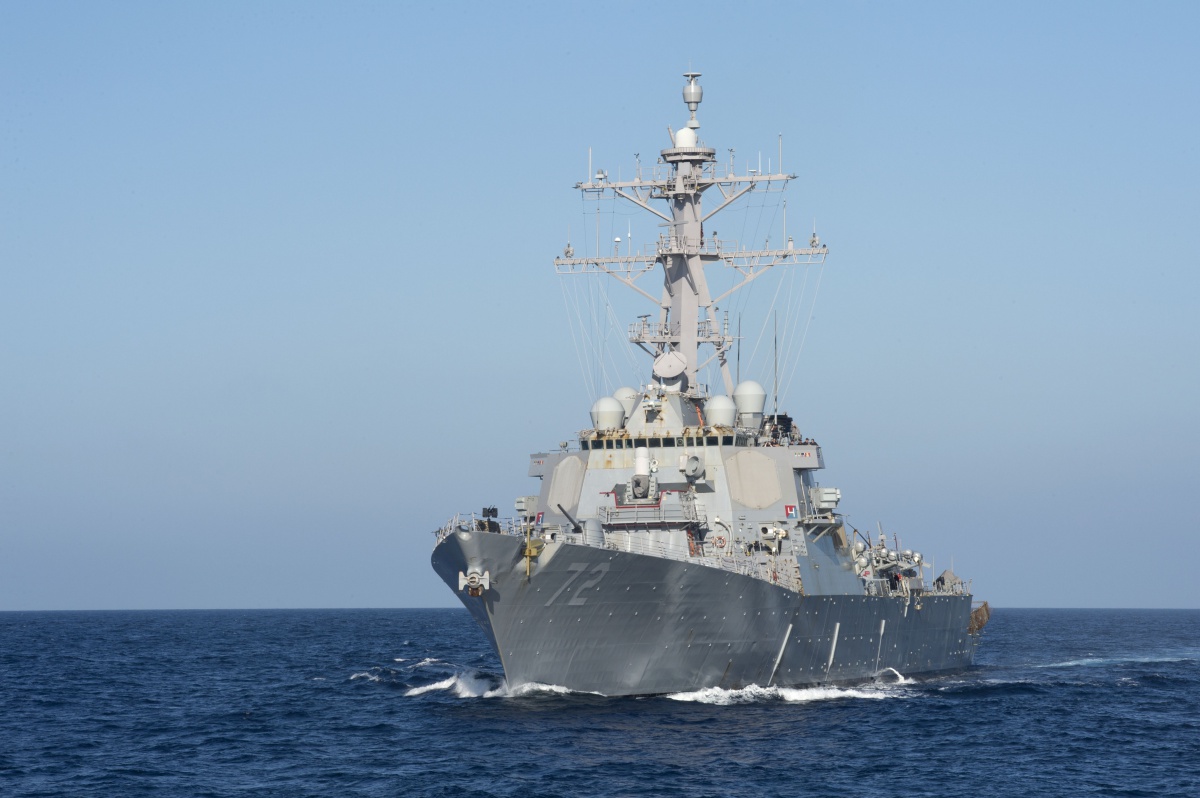 Американський есмінець пострілами зупинив небезпечні маневри іранських військових човнів