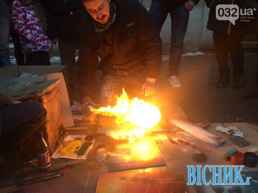 У Львові художник створює картини вогнем