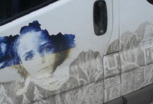 В Ужгороді немиту автівку перетворили на художній шедевр