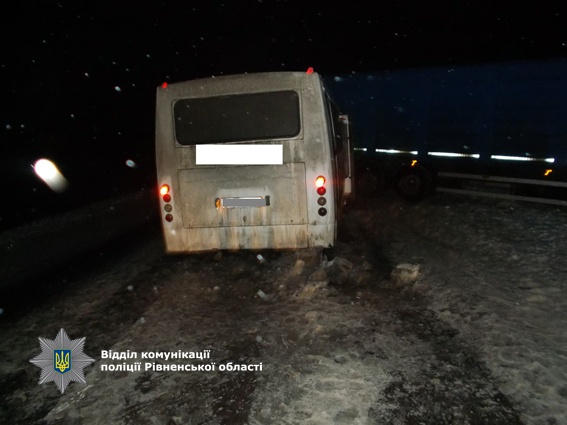 Автобус із працівниками волинського заводу потрапив у ДТП на Рівненщині