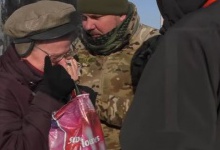 «Не сдавайте Авдеевку», — зі сльозами просить мешканка міста українських військових (відео)